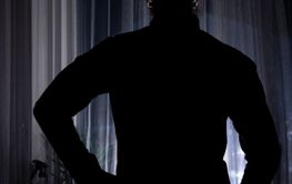 Ensam kvinna tittar ur fönstret