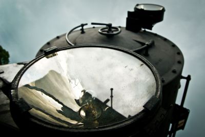 Ånglok med lykta i närbild