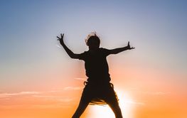 siluett av flicka som hoppar solnedgång himmel