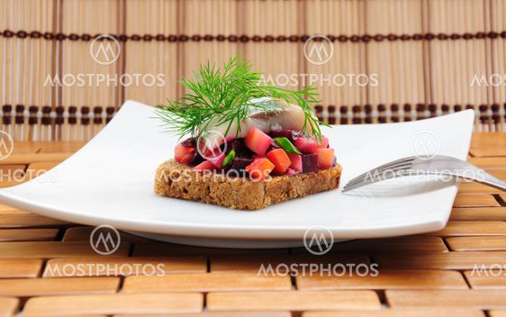 Voileipiä ruisleipä, silli ja vihannekset