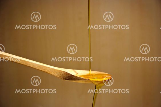 Olivenolie over wooden spoon