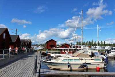 En vacker sommardag vid Västra Kajen i Piteå