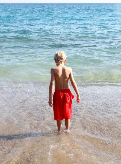 Pojke vid havsbad