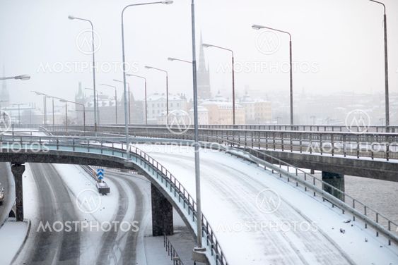 Få bilar på Klarastrandsleden en snöig dag
