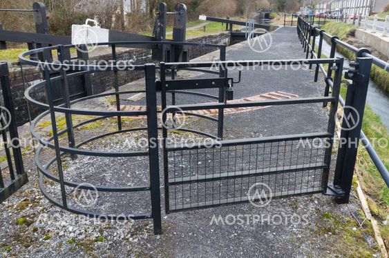 Iron kissing gate in good condition. Type of stile style.