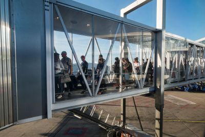 Resenärer på väg ombord på planet, Arlanda flygplats.