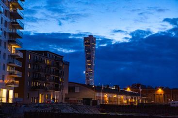 Turning Torso i kvällsljus, sett från Västra hamnen i Malmö