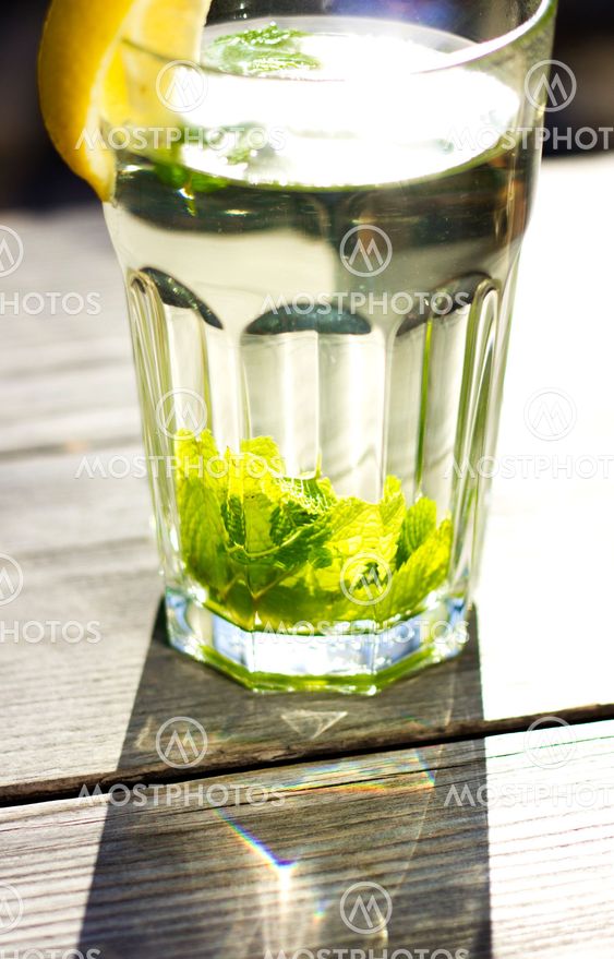 Close up of a glass of tea with a fresh peppermint