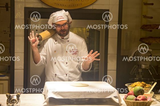 Сook conducts a master class on strudel