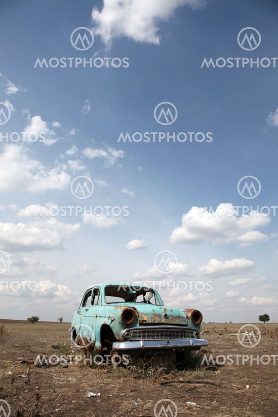 Altes Auto an Landschaft.