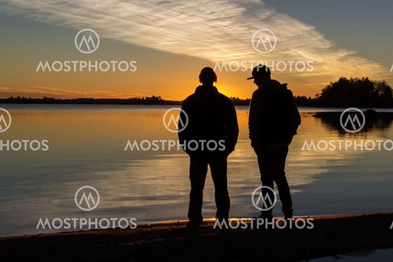 Silhuetter solnedgång sjö