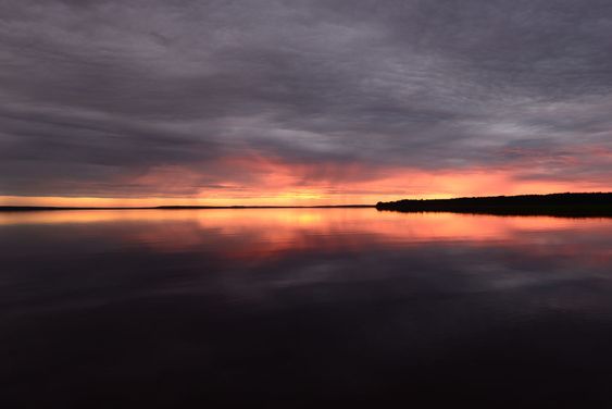 Sunset light up to the horizon line above the water...