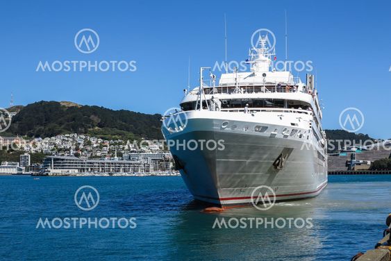 Cruise ship leaves Wellington