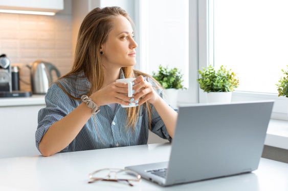 A woman during an online meeting with a psychologist.