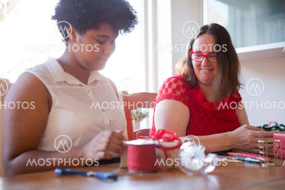 Familj slår in julklappar