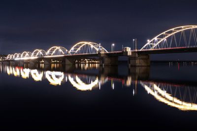 Bergnäsbron speglar sig i Luleälven