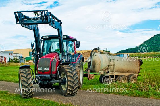traktor med dynga trailer