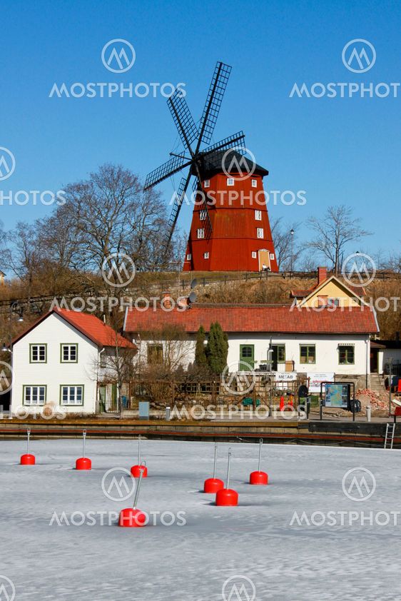 Windmill in vårsol