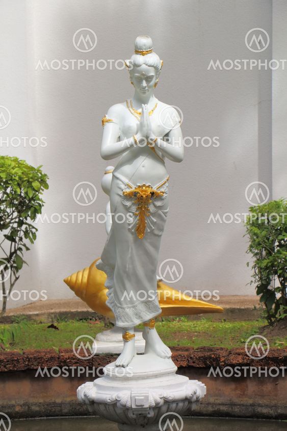 Female statue in the park