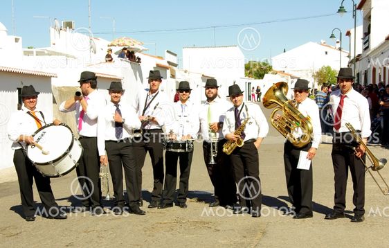 the musicians playing on street