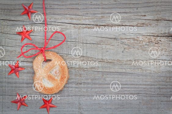 Christmas cookies och stjärna på bandet. Den texturerade trä.