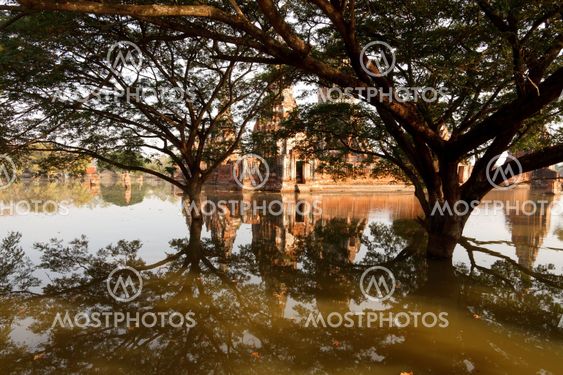 Floods Chaiwatthanaram Temple at Ayutthaya