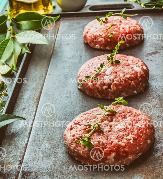 "Raw meet ground beef burger..." av Larisa Blinova Mostphotos