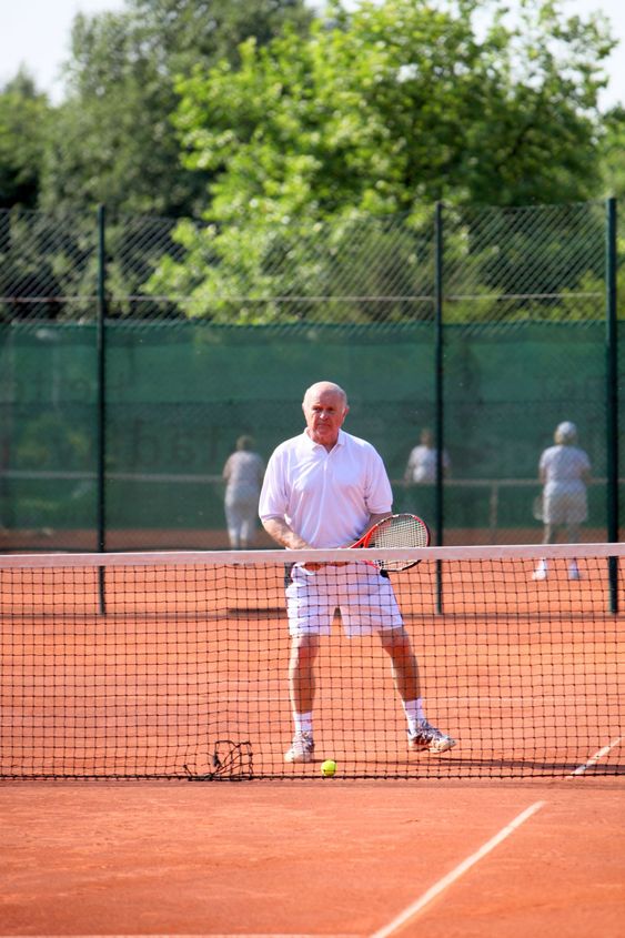 a aktive senior is playing tennis