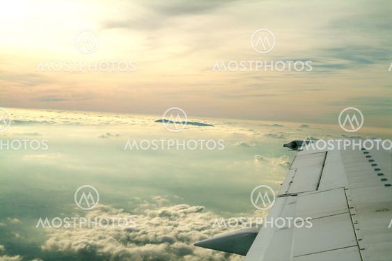wing of an airplane and sky