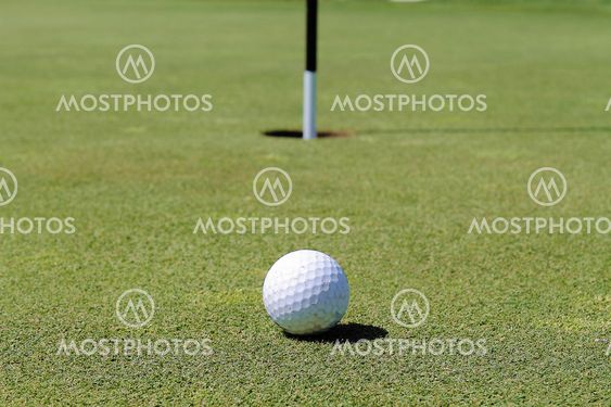 Golfboll intill hålet