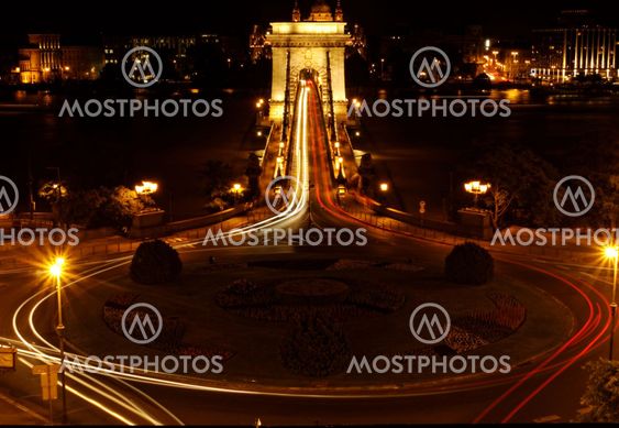 Night image of the hungarian chain Bridge
