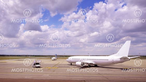 plane waiting for pasengers to disembark