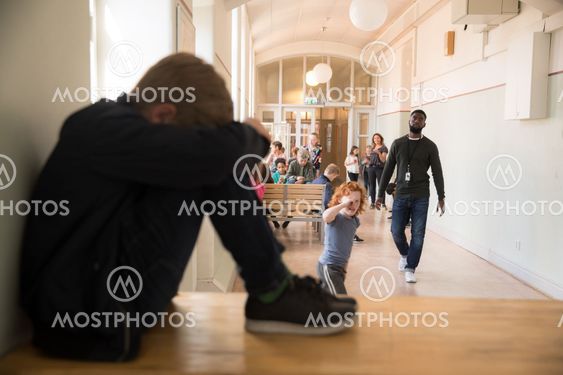 ledsen pojke i skolan