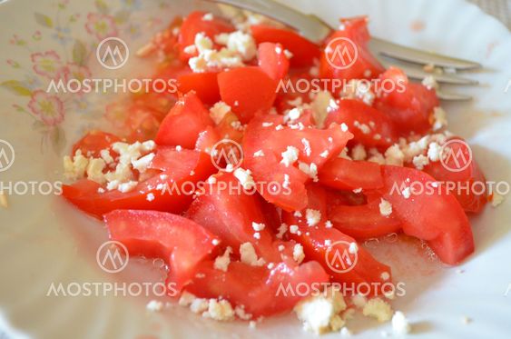 Salad with tomatoes and cheese