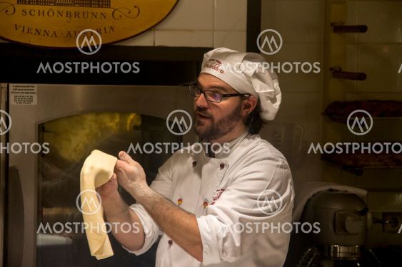Сook conducts a master class on strudel