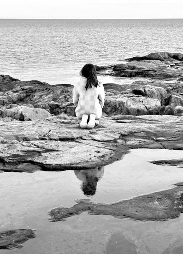 Flicka blickar ut mot Östersjön 