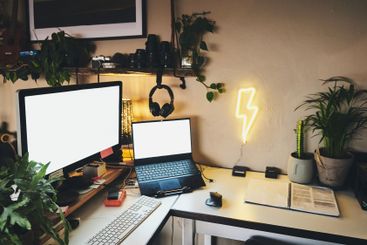 Setup, room and computer on desk, screen and equipment...