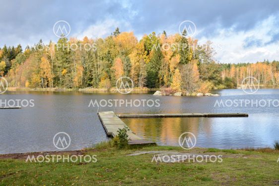 Badplatsen vid Hornsö i Småland i vackra höstfärger