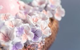 lila och rosa blommor i korg med utrymme för egen text