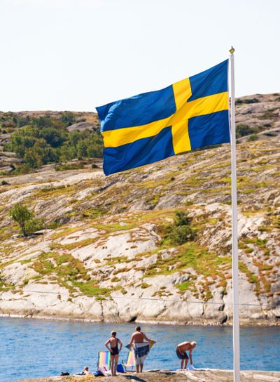 Svenska flaggan vid en badplats